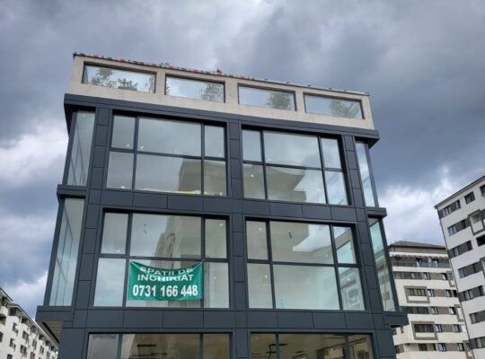 Cladire moderna pretabila spatiu de birouri.